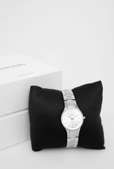 Calvin Klein City Damenuhr mit 28mm Quarzwerk, silbernem Zifferblatt und Edelstahlarmband, Swiss Made, elegante Damenuhr