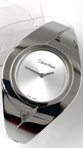 Calvin Klein Damenuhr mit silbernem Zifferblatt, 24,5 mm Gehäuse, Swiss Made, eleganter Medium-Armreif, modernes Design