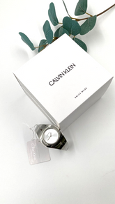 Calvin Klein Damenuhr mit 24,5mm silbernem Zifferblatt und Armband, Swiss Made, elegantes Damenmodell
