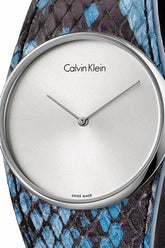 Calvin Klein Spellbound Damenuhr mit silbernem Zifferblatt, blauem Lederarmband und Swiss Made Quarzwerk, 39mm Gehäuse.