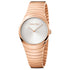 Calvin Klein Whirl Damenuhr mit silbernem Zifferblatt und rosegold PVD-Gehäuse, Quarzwerk, 33mm Durchmesser.