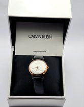 Calvin Klein Damenuhr Classic mit silbernem Zifferblatt und Quarzwerk, 32 mm Gehäuse, Swiss Made, elegantes Design