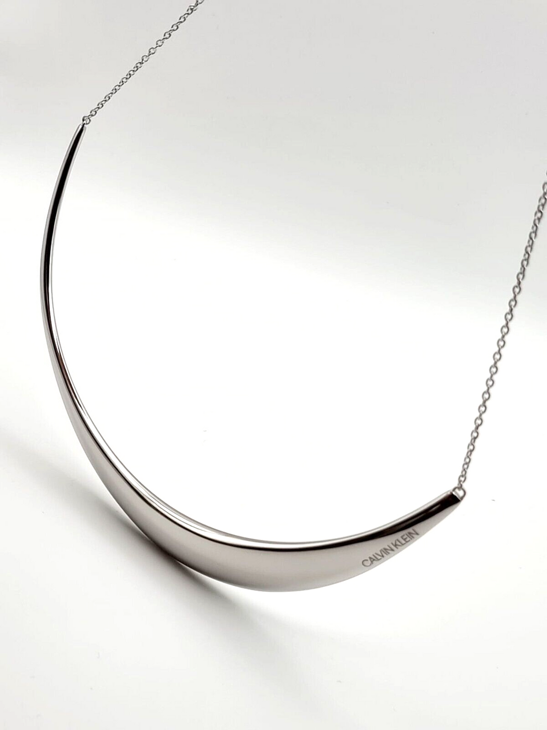 Calvin Klein Groovy Choker Halskette für Damen, silberfarbig, mit Charm-Anhängern, modisches Schmuckstück