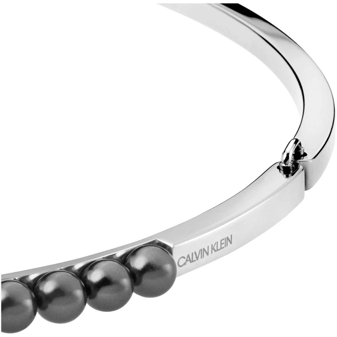 Calvin Klein Damen Halskette Circling aus Edelstahl in Silber, elegante Ketten mit modernem Design, sichtbares Schmuckstück.