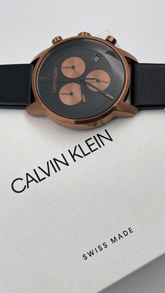 Calvin Klein City Herren-Chronograph mit 43mm Gehäuse und Schweizer Uhrwerk, schwarzes Zifferblatt und silbernes Armband
