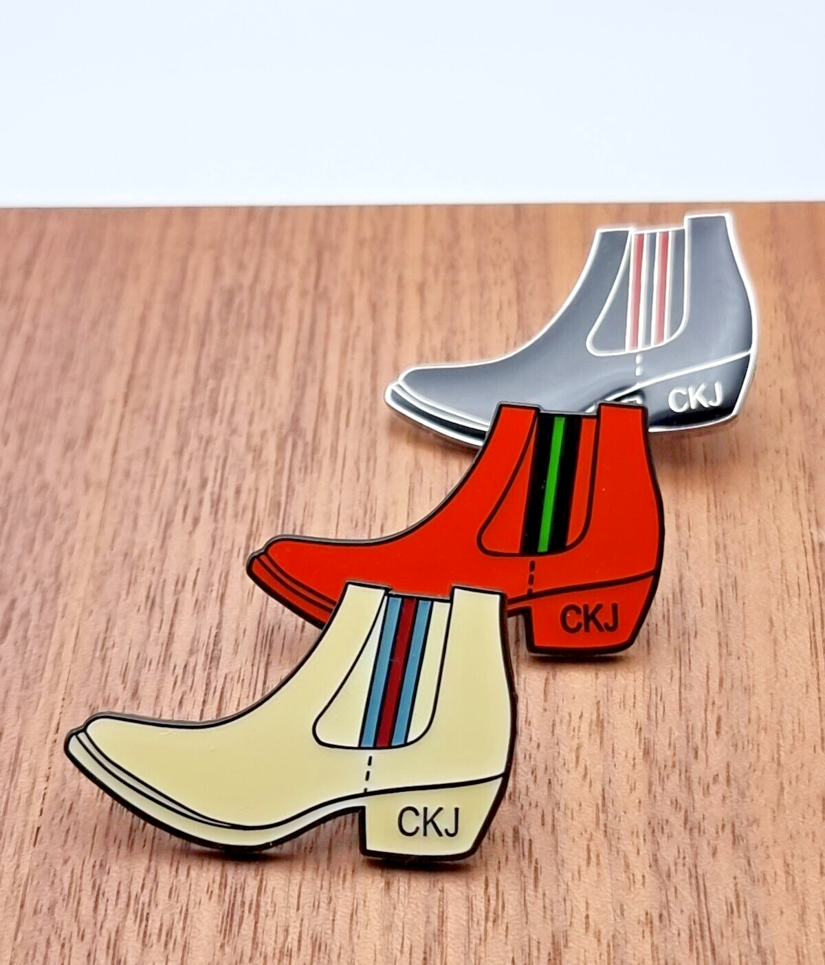 Mehrfarbiger Calvin Klein Jeans Pins-Up Anstecker, Unisex, modischer Schmuck mit Markenlogo und bunten Details.