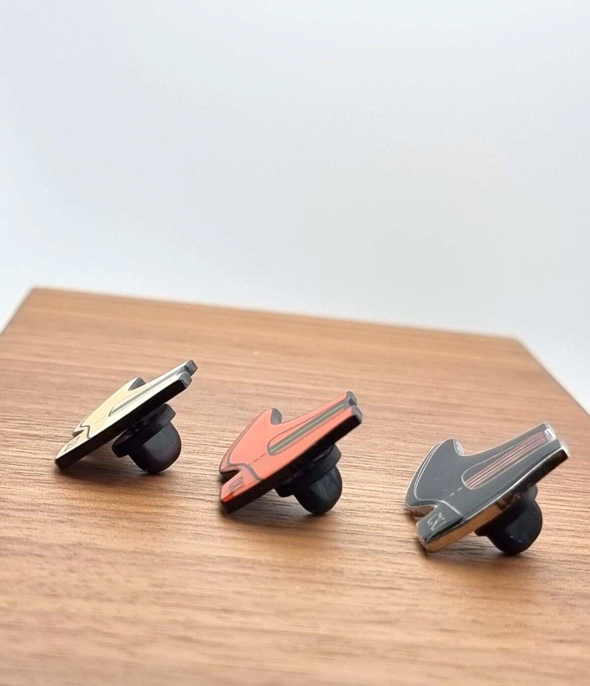 Mehrfarbiger Calvin Klein Jeans Pins-Up Anstecker, Unisex, Schmuck mit buntem Design, auf weißem Hintergrund sichtbar.