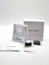 Calvin Klein Boost Manschettenknöpfe für Herren aus Edelstahl in Silber und Schwarz, mit stilvollem Design.