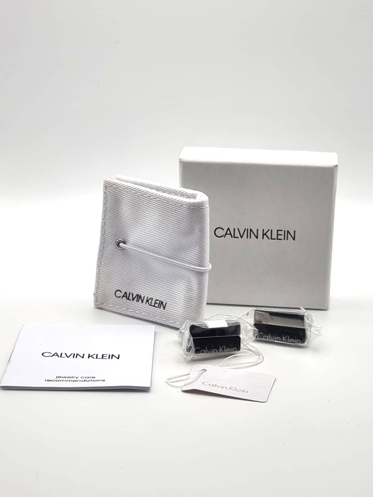 Calvin Klein Boost Manschettenknöpfe für Herren aus Edelstahl in Silber und Schwarz, mit stilvollem Design.