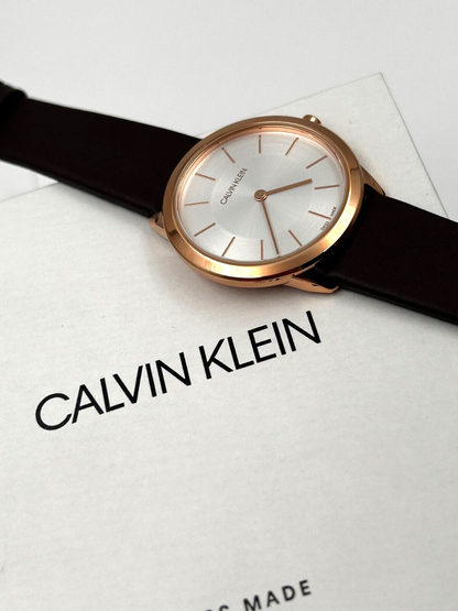 Calvin Klein Minimal Quarzuhr Swiss Made mit schlichtem Zifferblatt und Edelstahlarmband, Modell K3M226G6.