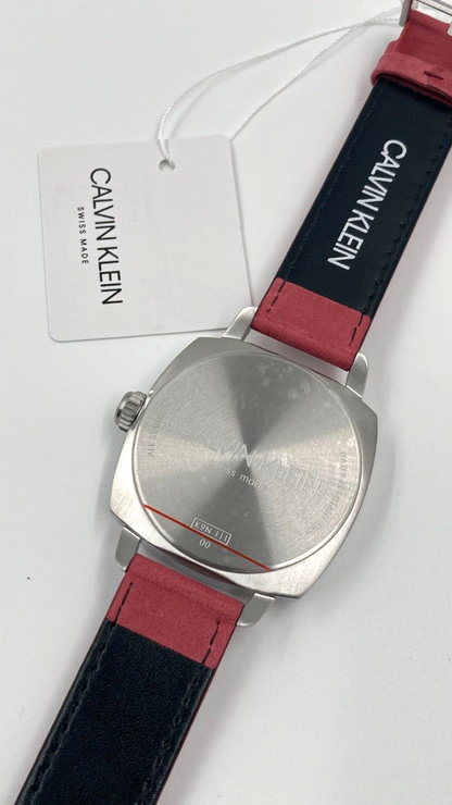 Calvin Klein Fraternity Herrenuhr mit 38,7mm Quarzwerk, Swiss Made, stilvolles Design, Edelstahlarmband und dunkles Zifferblatt