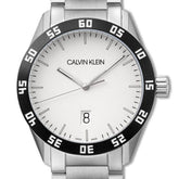 Calvin Klein Compass Herrenuhr mit 42mm Quarzwerk, silbernem Zifferblatt und Edelstahlarmband, Swiss Made.
