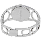 Calvin Klein Damenuhr Classic mit 32,5mm Gehäuse, Schweizer Quarzwerk, elegantes Design, auf hellem Zifferblatt.