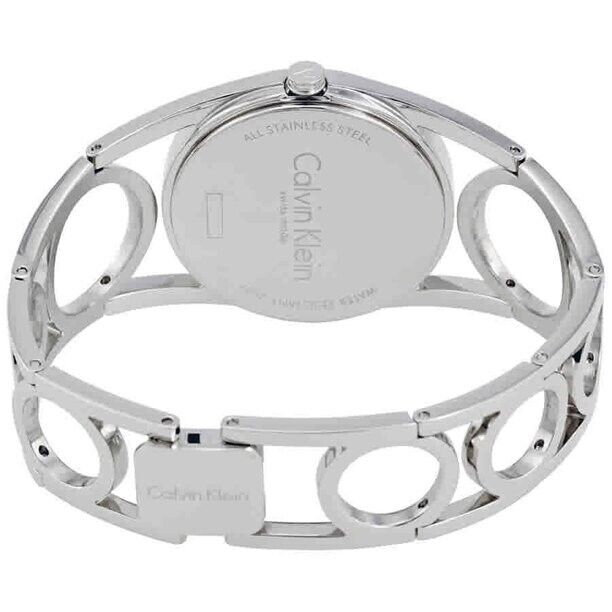 Calvin Klein Damenuhr Classic mit 32,5mm Gehäuse, Schweizer Quarzwerk, elegantes Design, auf hellem Zifferblatt.