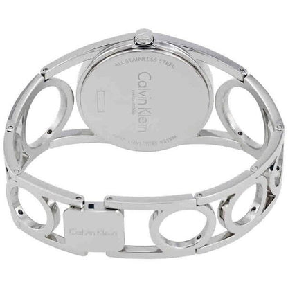 Calvin Klein Damenuhr Classic mit 32,5mm Gehäuse, Schweizer Quarzwerk, elegantes Design, auf hellem Zifferblatt.
