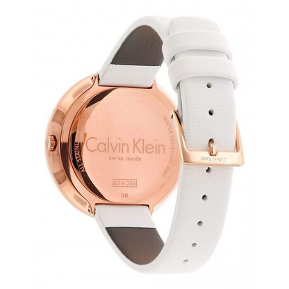 Calvin Klein Chic Damenuhr mit 38mm Quarzwerk, elegantes Design, Swiss Made, silbernes Zifferblatt und Edelstahlarmband