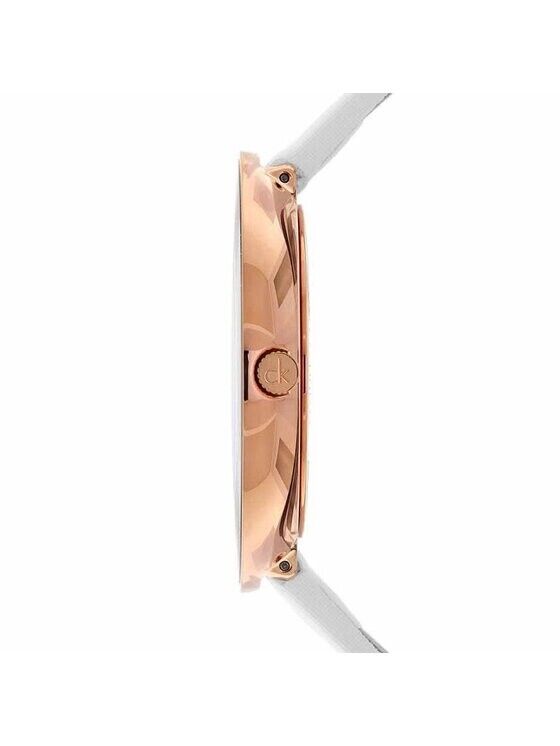 Calvin Klein Chic Damenuhr mit 38mm Gehäuse, Quarzwerk, Swiss Made, elegantes Design, silbernes Zifferblatt und Edelstahlarmband