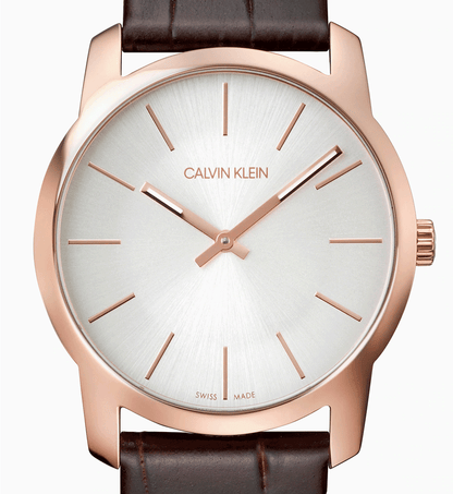 Calvin Klein City Extension Unisex-Uhr mit 37mm Quarzwerk und Swiss Made, silbriges Zifferblatt und Edelstahlarmband