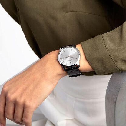 Calvin Klein City Unisex-Uhr 37mm Quarzuhr mit silbernem Zifferblatt und Edelstahlarmband, Swiss Made, stilvoll und modern