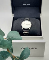 Calvin Klein Dainty Damenuhr, Quarzuhr mit 30mm Gehäuse, Swiss Made, elegantes Design, Edelstahlarmband, stilvoll und modern