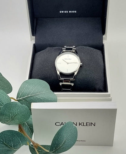 Calvin Klein Dainty Damenuhr, Quarzuhr mit 30mm Gehäuse, Swiss Made, elegantes Design, Edelstahlarmband, stilvoll und modern