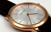 Calvin Klein Minimal Quarzuhr Swiss Made mit schlichtem Zifferblatt und Edelstahlarmband, elegantes Design für Damen und Herren