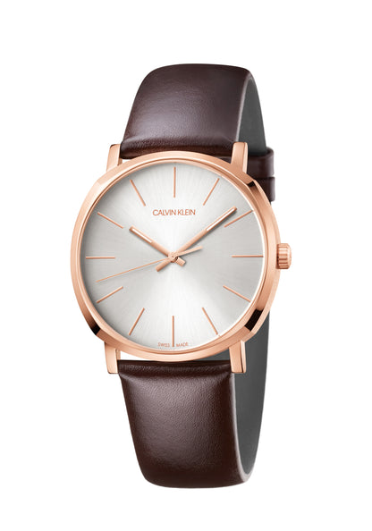 Calvin Klein Posh Herrenuhr mit 40mm Gehäuse und Quarzwerk, Swiss Made, stilvoller Zeitmesser vor hellem Hintergrund