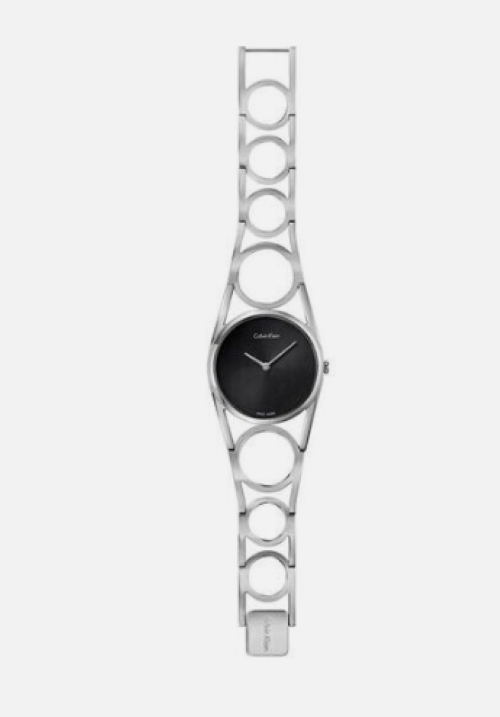 Calvin Klein Quarzuhr mit 50mm Gehäuse, Swiss Made, silbernes Zifferblatt und schwarzes Lederarmband.
