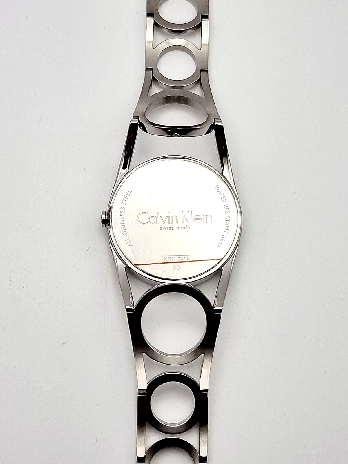 Calvin Klein Quarzuhr 50mm mit schwarzem Zifferblatt und Edelstahlarmband, Swiss Made, elegante Herrenuhr.