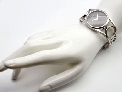 Calvin Klein Quarzuhr 50mm mit Schweizer Uhrwerk, schwarzes Zifferblatt und Edelstahlarmband, elegante Damenuhr