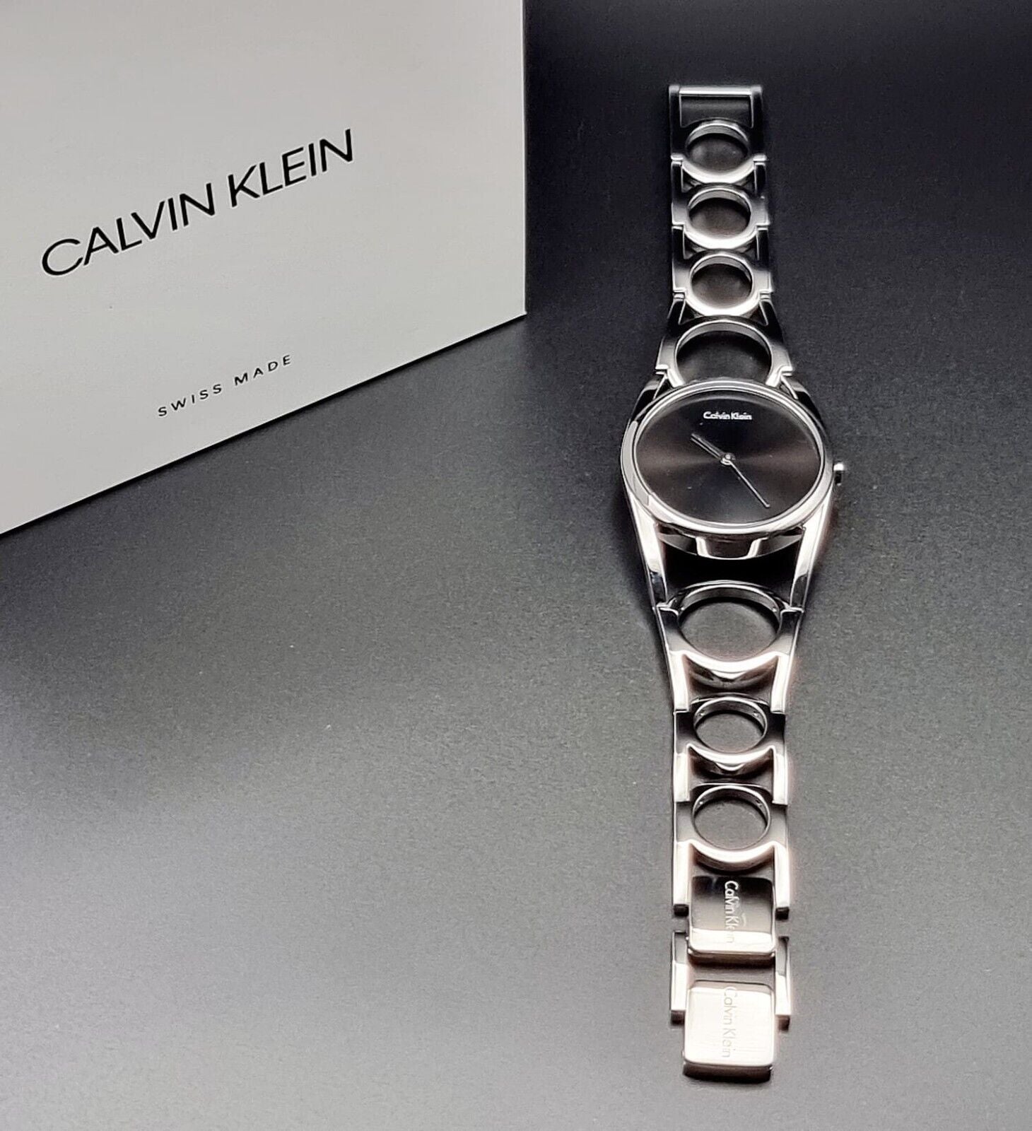 Calvin Klein Quarzuhr 50mm Swiss Made, elegante Armbanduhr mit schwarzem Zifferblatt und silbernem Gehäuse.