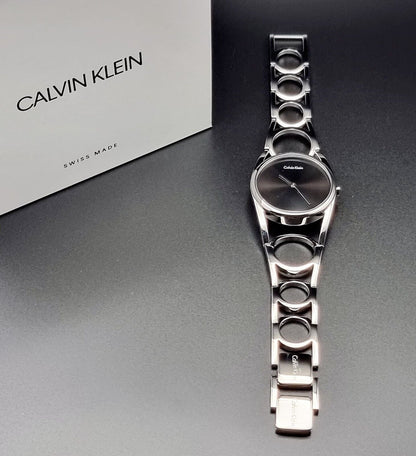 Calvin Klein Quarzuhr 50mm Swiss Made, elegante Armbanduhr mit schwarzem Zifferblatt und silbernem Gehäuse.