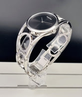 Calvin Klein Quarzuhr mit 50mm Gehäuse, Swiss Made, elegantes Design, schwarzes Zifferblatt, Edelstahlarmband, stilvoll und modern