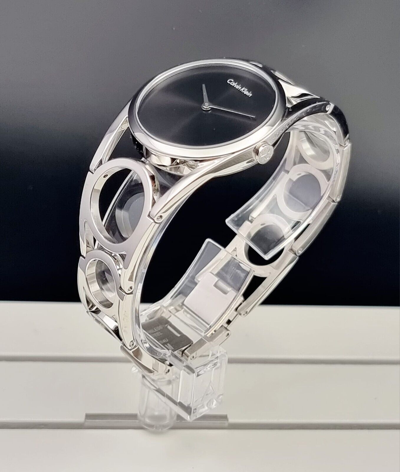 Calvin Klein Quarzuhr mit 50mm Gehäuse, Swiss Made, elegantes Design, schwarzes Zifferblatt, Edelstahlarmband, stilvoll und modern