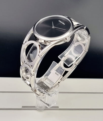 Calvin Klein Quarzuhr mit 50mm Gehäuse, Swiss Made, elegantes Design, schwarzes Zifferblatt, Edelstahlarmband, stilvoll und modern