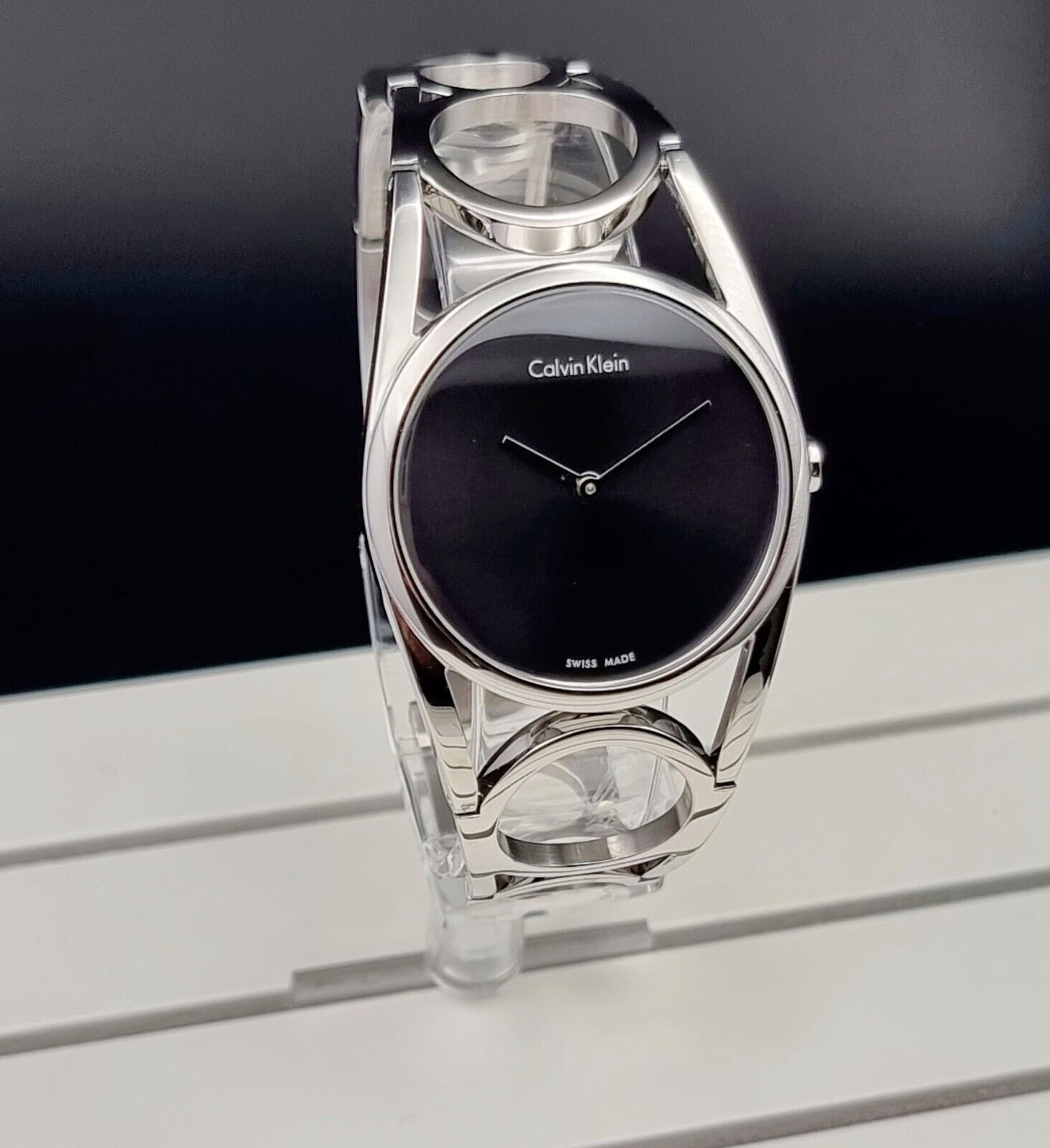 Calvin Klein Quarzuhr mit 50mm Gehäuse, Swiss Made, stilvolles Design, sichtbarer Zifferblatt und Armband aus Edelstahl.