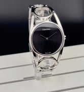 Calvin Klein Quarzuhr mit 50mm Gehäuse, Swiss Made, stilvolles Design, sichtbarer Zifferblatt und Armband aus Edelstahl.