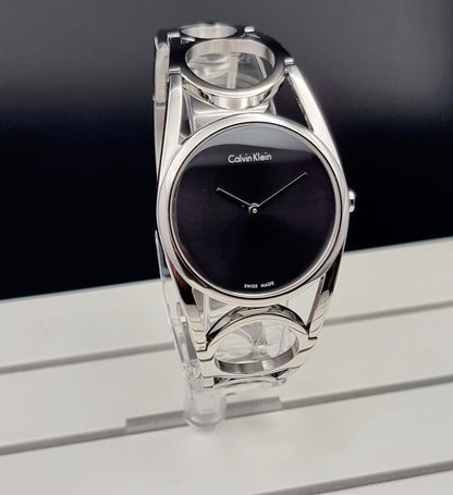 Calvin Klein Quarzuhr mit 50mm Gehäuse, Swiss Made, stilvolles Design, sichtbarer Zifferblatt und Armband aus Edelstahl.