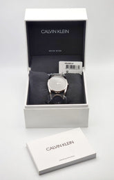 Calvin Klein Quarzuhr 50mm Swiss Made, stilvolle Armbanduhr mit schwarzem Zifferblatt und Edelstahlarmband.
