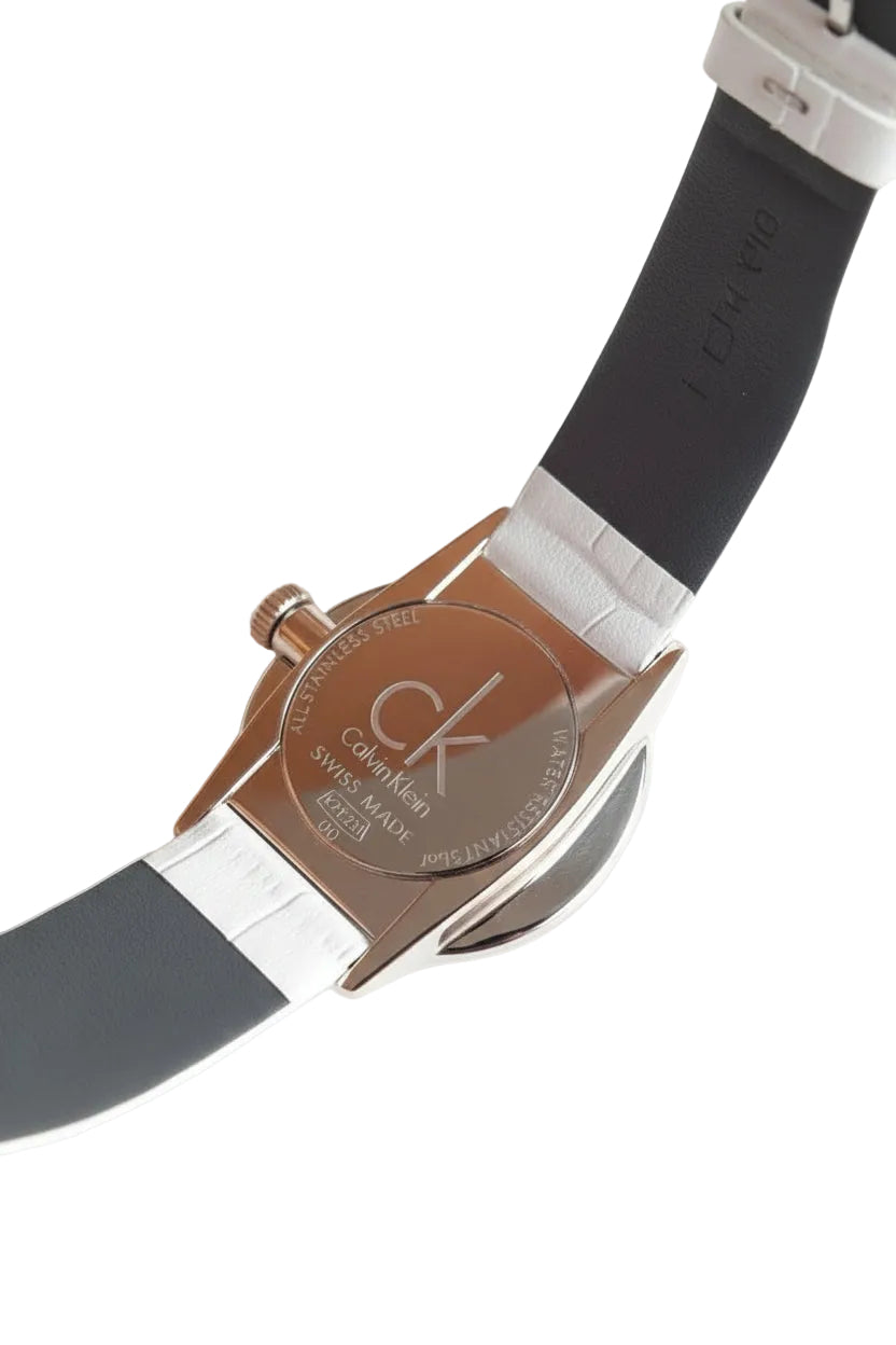 Calvin Klein Quarzuhr Swiss Made mit schlichtem Zifferblatt und Edelstahlarmband, stilvoll und elegant für Damen.