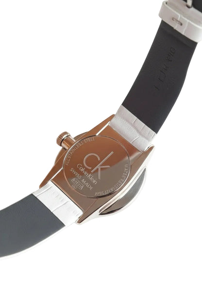 Calvin Klein Quarzuhr Swiss Made mit schlichtem Zifferblatt und Edelstahlarmband, stilvoll und elegant für Damen.