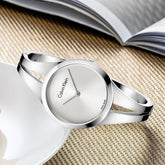 Calvin Klein Quarzuhr Swiss Made mit elegantem Zifferblatt und silbernem Armband, stilvolle Damenuhr für jeden Anlass