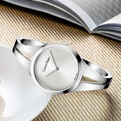 Calvin Klein Quarzuhr Swiss Made mit elegantem Zifferblatt und silbernem Armband, stilvolle Damenuhr für jeden Anlass