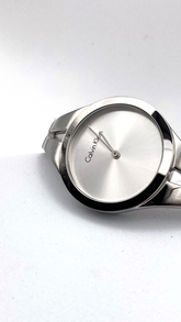 Calvin Klein Quarzuhr Swiss Made, elegante Armbanduhr mit schlichtem Zifferblatt und Edelstahlarmband, für Damen und Herren