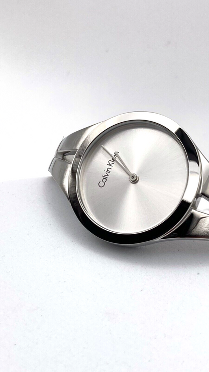 Calvin Klein Quarzuhr Swiss Made, elegante Armbanduhr mit schlichtem Zifferblatt und Edelstahlarmband, für Damen und Herren