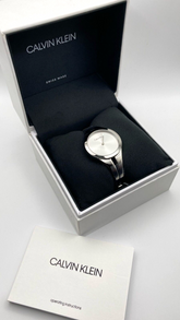 Calvin Klein Quarzuhr Swiss Made mit schwarzem Zifferblatt und Edelstahlarmband, elegante Damenuhr, Nahaufnahme