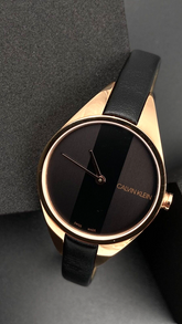 Calvin Klein Rebel Damenuhr 29mm Quarzuhr Swiss Made mit schwarzem Zifferblatt und silbernem Gehäuse, stilvolles Damenaccessoire