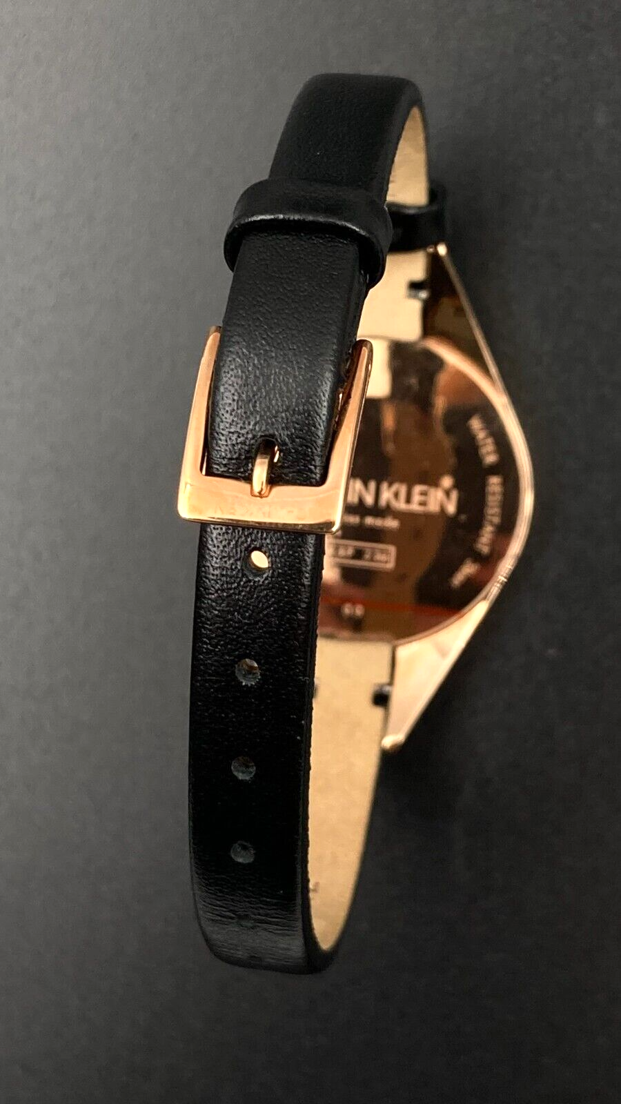 Calvin Klein Rebel Damenuhr mit 29mm Gehäuse, Quarzwerk, Swiss Made, stilvolles Design, schwarzes Zifferblatt und Lederarmband