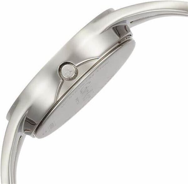 Calvin Klein Quarzuhr Swiss Made mit silbernem Zifferblatt und Edelstahlarmband, elegante Herrenuhr, Nahaufnahme