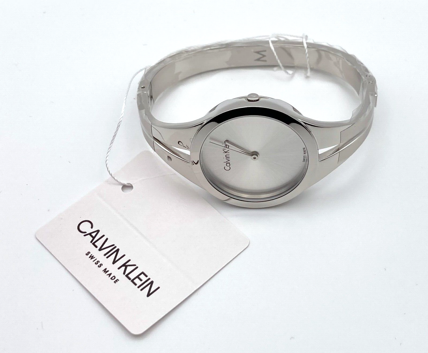 Calvin Klein Quarzuhr Swiss Made mit schlichtem Zifferblatt und Edelstahlarmband, elegante Damenuhr für den Alltag